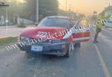 Choca taxi por alcance; solo daños materiales | LVDT
