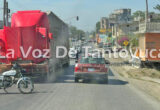 Tráiler varado provoca impresionante tráfico vehicular