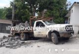 Camioneta materialista de reversa y choca contra casa en la Obrera
