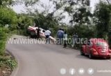 Pierde el control y termina fuera de la carretera
