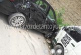 Encontronazo entre combi y auto deja solo daños materiales