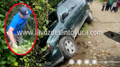 Camioneta a punto estuvo de volcar en camino vecinal