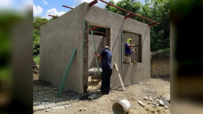 Construyen cuartos dormitorios para familias humildes de Chicontepec