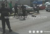 Menor en moto se impacta contra un taxi; resultó lesionado