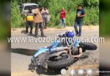 Hospitalizan a motociclista tras chocar contra una camioneta