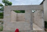 Construyen cuartos dormitorios para familias humildes en Tezizapa