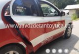 Abre la puerta de un taxi y provoca percance