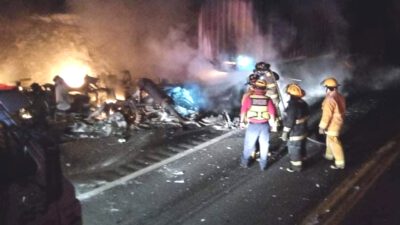 Mueren dos niños calcinados en accidente de trailers