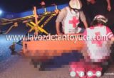 Pareja que viajaba en moto se accidenta por culpa de un bache