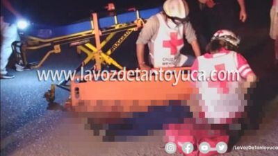 Pareja que viajaba en moto se accidenta por culpa de un bache