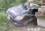Tráiler con exceso de dimensiones choca contra compacto
