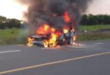 Automóvil queda calcinado en autopista