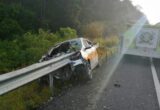 Muere taxista al incrustarse contra una valla protectora