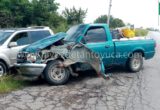 Trailer impacta y destroza camioneta y se da a la fuga