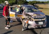 Tráiler se pasa alto y lo choca taxi; dos lesionados