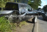 Camioneta provoca accidente al desprendérsele su eje trasero