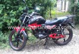 Roban motocicleta en camino vecinal