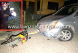 Motociclista se impacta contra camioneta estacionada; resultó lesionado