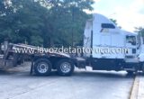 Trailer provoca tráfico vehicular en transitada avenida