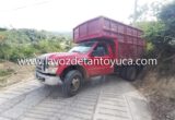 Camioneta a punto estuvo de volcar en transitada arteria
