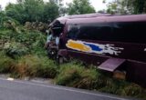 Choque entre un autobús y un tráiler deja dos lesionados
