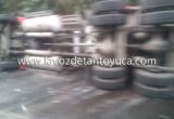 Dos lesionados deja la volcadura de un trailer