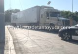 Tractocamión derriba cables en céntrica calle