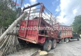 Camioneta a punto estuvo de volcar en una pendiente