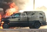 Arde camioneta de COMETRA con varios millones de pesos