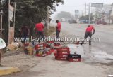 Caen de camión de Coca - Cola rejas con botellas llenas de refresco