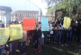 Toman escuela primaria por falta de docentes en Texcatepec