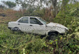 Se sale de la carretera y abandona su auto
