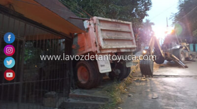 Camión de volteo ocasiona daños a vivienda