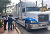 Auxilian a operador de tractocamión varado sobre la municipalizada
