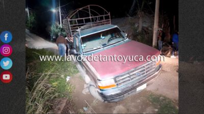 Rescatan camioneta tras caer a un hoyanco