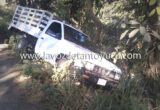 Camioneta se sale de la carretera por librar bache