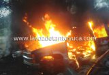 Se incendia tres camionetas al interior de un yunque