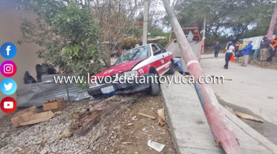 Tras quedarse sin frenos taxi derriba un poste y una cerca