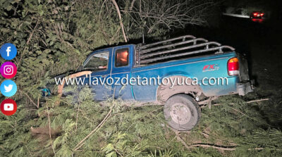 Ebrio destroza su camioneta tras chocar contra un árbol y un cerco, en Tantoyuca