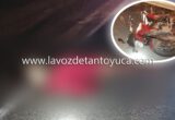 Muere motociclista al derrapar