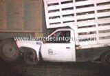 No guarda distancia y camioneta impacta contra camión