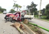 Camioneta materialista se estrella contra un poste
