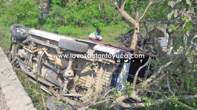 Vuelca camioneta pasajera en camino vecinal, en Chicontepec