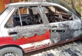 Fuego reduce a chatarra unidad de taxi en Chicontepec
