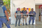 Pobladores intentan rescatar a detenido y retener a los policías
