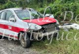 Pierde el control de su taxi y termina fuera de la carretera, en Tantoyuca