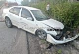 Termina en una cuneta tras derrapar