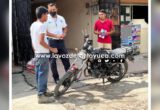 Choque entre moto y taxi deja sólo daños materiales