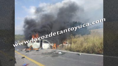 Fallecen dos personas calcinadas en fuerte choque; tres más resultaron lesionadas