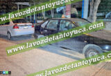 Taxista choca contra vehículos estacionados y huye